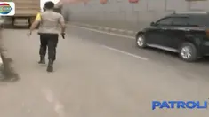 Tembakan peringatan terpaksa dikeluarkan karena preman yang dikejar terus berusaha kabur.