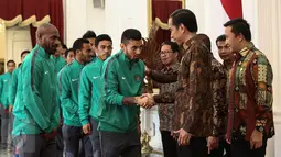 Presiden Jokowi bersalaman dengan Stefano Lilipaly saat menyambut kedatangan timnas Indonesia ke Istana Merdeka, Jakarta, Senin (19/12). Punggawa timnas Indonesia beserta tim sukses piala AFF memenuhi undangan makan siang. (Liputan6.com/Faizal Fanani)