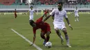 Gelandang Timnas Indonesia U-22, Sani Rizki, berebut bola dengan pemain Timnas Iran U-23 pada laga uji coba internasional di Stadion Pakansari, Bogor, Sabtu (16/11). Indonesia menang 2-1 atas Iran. (Bola.com/Yoppy Renato)