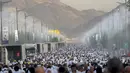 <p>Cuaca panas ekstrem di Padang Arafah mencapai 45 derajat Celcius. Selain semprotan kabut air yang tersedia di sejumlah tempat, hal ini membuat banyak jemaah haji menggunakan payung untuk melindungi diri dari teriknya sengatan sinar matahari saat wukuf. (AP Photo/Amr Nabil)</p>