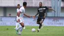 <p>Pemain Dewa United, Dimitrios Kolovos berusaha mengumpan bola pada laga pekan pertama BRI Liga 1 2023/2024 antara Dewa United melawan Arema FC di Stadion Indomilk, Tangerang, Minggu (2/7/2023). (Bola.com/Bagaskara Lazuardi)</p>