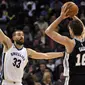 Center Memphis Grizzlies Marc Gasol (kiri) menghalangi saudaranya, Pau Gasol yang membela San Antonio Spurs pada lanjutan NBA 2017-2018 di FedExForum, Sabtu (1/12/2017) atau Minggu (2/12/2017) WIB. (AP Photo/Brandon Dill)