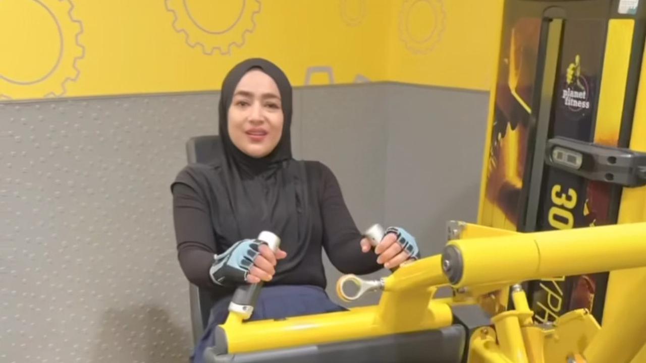 Cuaca Lagi Dingin di Kanada, Momen Keluarga Tengku Firmansyah Makan Mi Insttan Lalu Ngegym Bareng Kompak Banget