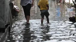 Hujan yang mengguyur Jakarta dan sekitarnya sejak malam hari membuat pemukiman warga kelurahan Rawa Terate terendam banjir setinggi 30 cm. (merdeka.com/imam Buhori)