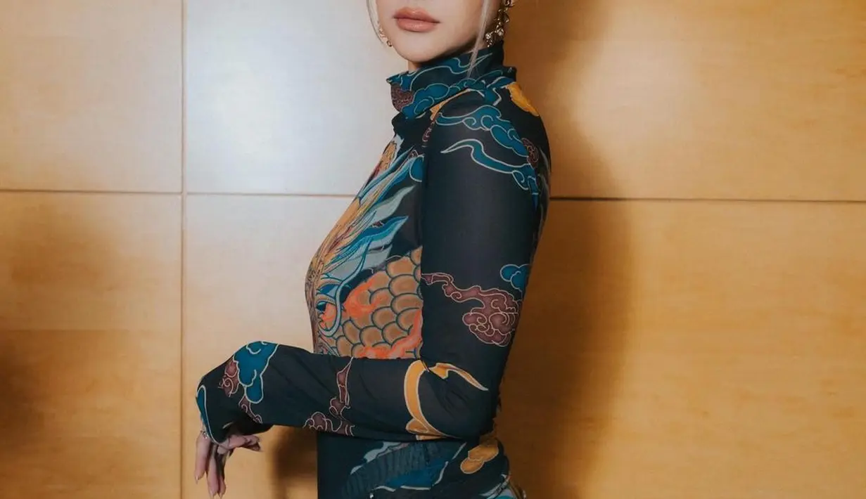 Dress ini menampilkan turtleneck dress semi transparan dengan aksen berkerut di bagian pinggang. [@itsmebcl]