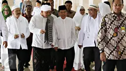 Wapres Jusuf Kalla (tengah) ketika menghadiri zikir dan tausiah akbar di Masjid Istiqlal, Jakarta, Rabu (14/10). Kegiatan yang diikuti ratusan jamaah itu dalam rangka menyambut Tahun Baru Islam 1437 Hijriyah. (Liputan6.com/Immanuel Antonius)