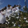 Las Doncellas (gadis) berpakaian putih saat ambil bagian dalam ziarah The Maidens di Sorzano, Spanyol, 15 Mei 2022. Menurut tradisi kuno, ziarah The Maidens bertujuan untuk menghormati musim semi dan kesuburan wanita. (AP Photo/Alvaro Barrientos)