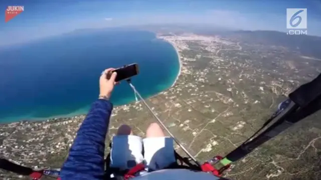Seorang pria mengabadikan momen di ketinggian 2500 kaki dengan berswafoto. Namun sayang ponselnya terlepas dari genggaman dan terjatuh.