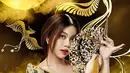 Frissly pun tampil begitu menawan bak putri kerajaan dengan busana hitam serta detail emas dan lambang burung phoenix. (Instagram/fdphotography90).