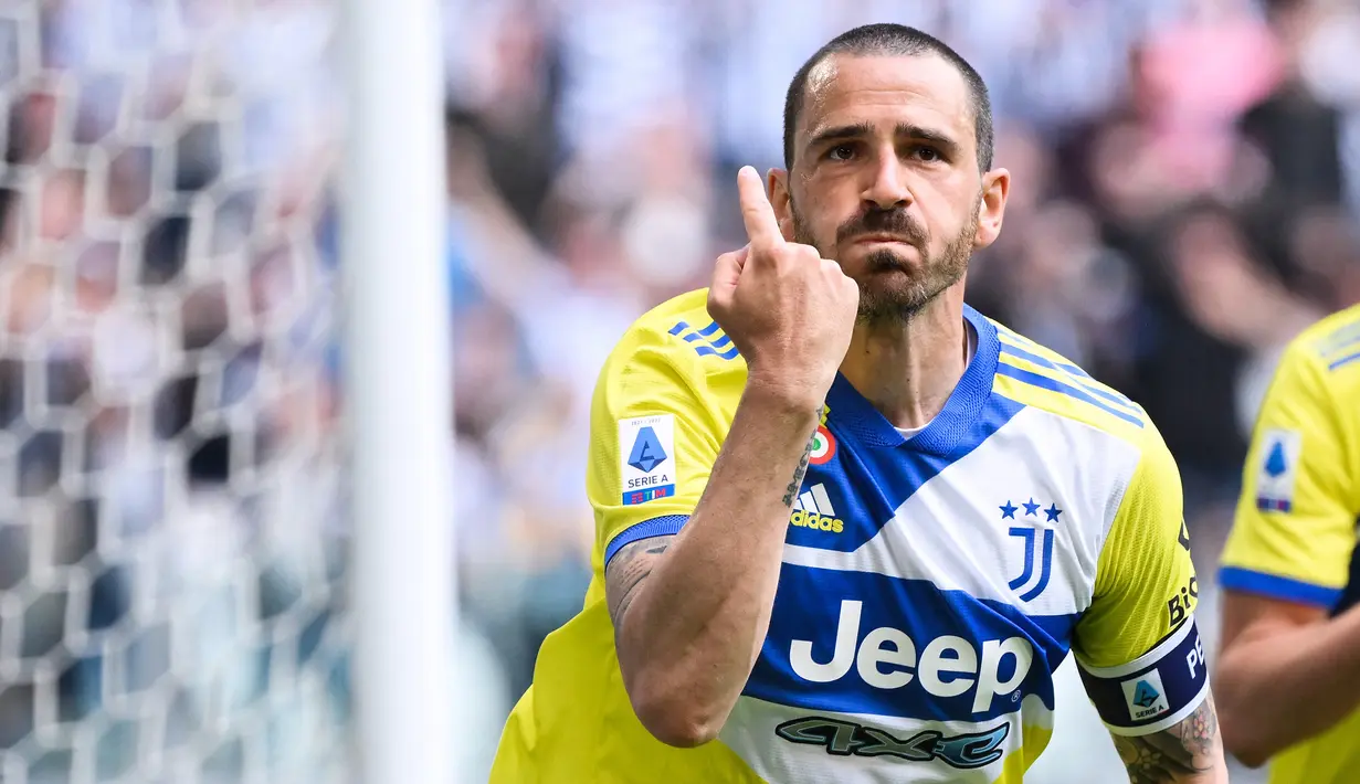 Leonardo Bonucci. Bek tengah Italia yang kini berusia 35 tahun ini menjadi pemain tertua dalam skuat Juventus di musim 2022/2023. Ia saat ini sedang menjalani periode keduanya bersama Juventus sejak musim 2018/2019. Sebelumnya ia juga pernah membela Juventus sejak 2010/2011 hingga 2016/2017. Pada 2017/2018 ia sempat meninggalkan Juventus untuk bergabung dengan AC Milan yang hanya bertahan selama 1 musim. Selama dua periode membela Juventus ia total tampil dalam 477 laga di semua ajang dengan torehan 35 gol dan 10 assist. (AFP/Marco Bertorello)
