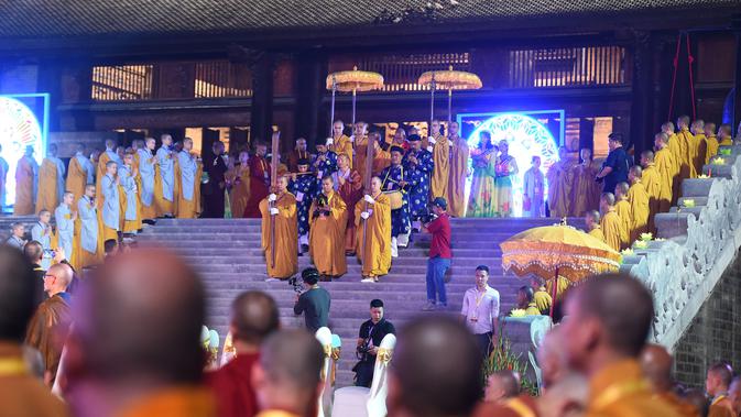 Para biksu Buddha  memanjatkan doa saat upacara jelang perayaan Hari Waisak di Pagoda Tam Chuc, Provinsi Ha Nam, Vietnam, Senin (13/5/2019). Pagoda Tam Chuc menyelenggarakan Perayaan Besar Waisak PBB tahun 2019. (Nhac NGUYEN/AFP)
