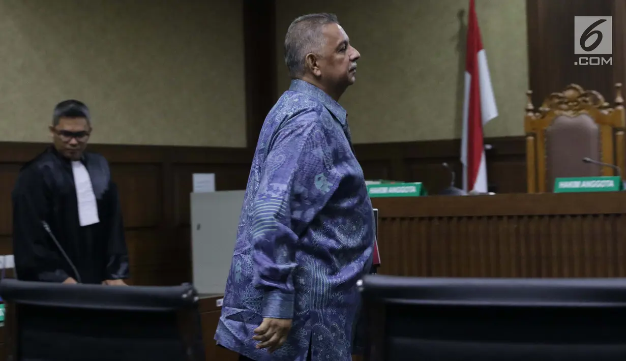 Mantan Direktur Utama PLN, Sofyan Basir usai menjalani sidang perdana kasus dugaan suap proyek PLTU Riau-1 di Pengadilan Tipikor, Jakarta, Senin (24/6/2019). Sidang beragendakan pembacaan dakwaan oleh JPU KPK dan eksepsi oleh penasehat hukum terdakwa. (Liputan6.com/Helmi Fithriansyah)