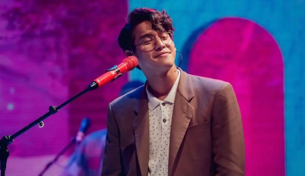 Simple tapi stylish, bisa tiru gaya Ardhito Pramono di atas panggung berikut ini dengan memadukan polo shirt dan jas warna cokelat.  (Instagram/ardhitopramono).