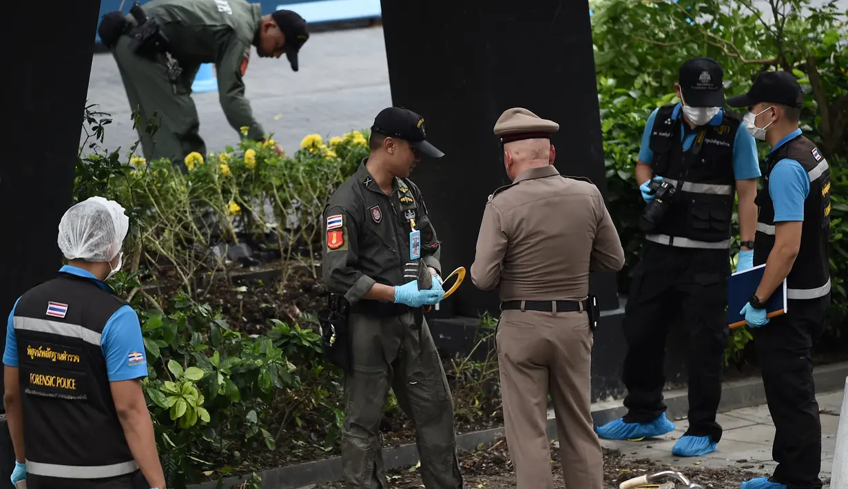 Polisi melakukan penyelidikan di tempat ledakan di Bangkok (2/8/2019). Polisi setempat menduga ledakan bersumber dari benda yang diduga seperti bom rakitan di Distrik Suan Luang. Polisi kini masih menyelidiki penyebab ledakan low explosive itu. (AFP Photo/Lillian Suwanrumpha)