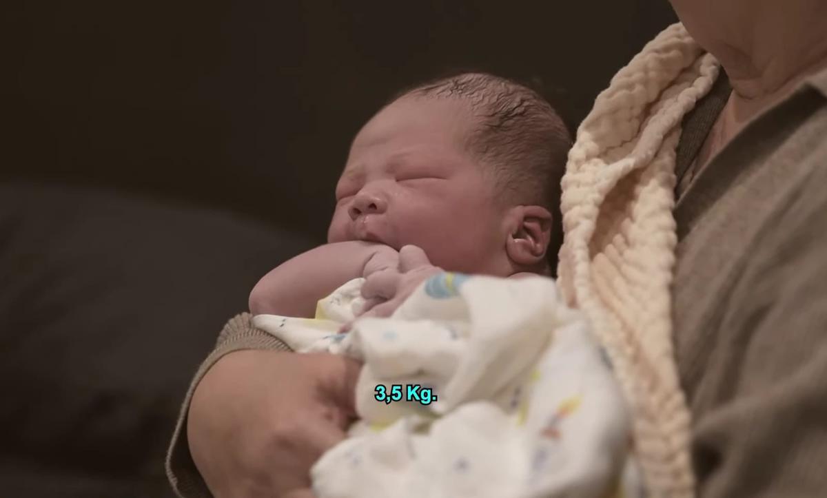 7 Potret Baby Issa saat Pertama Bertemu Sang Adik 'Dudung', Penuh Kebahagiaan dan Cinta