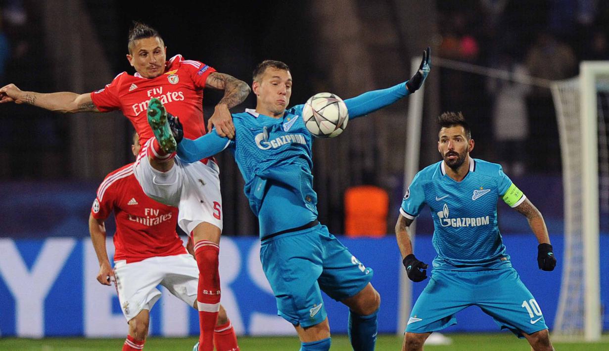 Pemain Benfica, Ljubomir Fejsa (kiri) berebut bola dengan pemain Zenit,  Artem Dzyuba pada leg kedua 16 besar Liga Champions di Stadion Petrovsky, St. Petersburg, Kamis (10/3/2016) dini hari WIB. (AFP/Olga Maltseva)