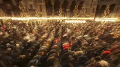 Umat Muslim melakukan sholat tarawih menjelang hari pertama bulan suci Ramadhan di Turki, di Masjid Hagia Sophia di Istanbul, Jumat (1/4/2022). Masjid Agung Hagia Sophia mengadakan sholat tarawih pertama kali dalam 88 tahun. (AP Photo/Emrah Gurel)