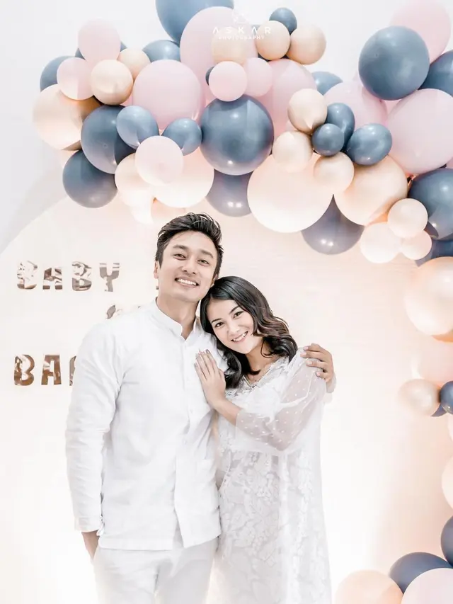 Masuki 5 Bulan, Ini 6 Potret Ina Marika dan Rezca Syam Ungkap Jenis Kelamin Anak