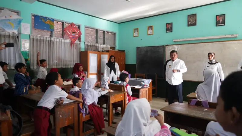 Bupati Garut Rudy Gunawan memberikan sosialisasi bahaya virus Corona di SD Gentra Masekdas, Garut, Jawa Barat