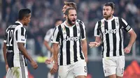 Para pemain Juventus merayakan gol Gonzalo Higuain saat melawan Spal pada lanjutan Serie A di Allianz Stadium, Turin, (25/10/2017). Juventus menang 4-1. (Alessandro Di Marco/ANSA via AP)