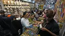 Warga Pakistan khususnya para perempuan lebih senang berburu perhiasan atau gelang tradisonal untuk dipakai saat hari raya lebaran. (AP Photo/Fareed Khan)