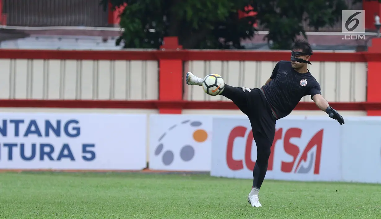 Penjaga gawang Persija, Andritany saat latihan jelang laga lanjutan Go-Jek Liga 1 Indonesia 2018 bersama Bukalapak di Lapangan PTIK, Jakarta, Jumat (29/6). Persija akan menjamu Persib, (30/6). (Liputan6.com/Helmi Fithriansyah)