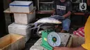 Pedagang menimbang ikan bandeng di Pasar Petak Sembilan, Glodok, Jakarta, Senin (31/1/2022). Harga dari ikan bandeng tersebut bervariasi, mulai dari Rp 50 ribu sampai Rp 90 ribu per kilogram tergantung ukuran ikan. (Liputan6.com/Faizal Fanani)