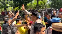 Sejumlah mahasiswa memaksa masuk gedung kantor bupati Gorontalo dan meminta Bupati Nelson Pomalingo mundur (Arfandi Ibrahim/Liputan6.com)