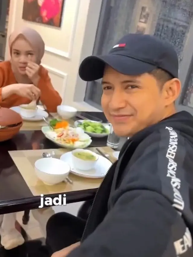 7 Potret Bulan Madu Chand Kelvin dan Dea Sahirah di Vietnam, Romantis Naik Becak