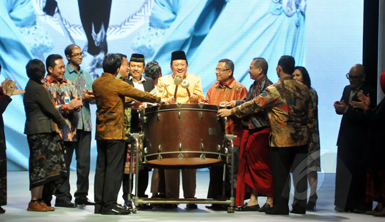 Ketua DPD Irman Gusman (tengah) menabuh drum sebagai tanda membuka Indonesia Fashion Week 2015, Jakarta, Kamis (26/2). IFW 2015 menghadirkan 747 brand lokal, 230 desainer, 2.552 fashion outfit dan 32 pagelaran busana. (Liputan6.com/Panji Diksana)
