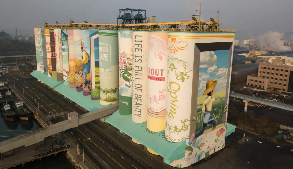 Sebuah silo gandum disulap menjadi karya seni mural luar ruangan raksasa di kota pelabuhan Incheon, Seoul, Korea Selatan, Rabu (19/12). Mural ini memiliki tinggi 48 m yang setara dengan gedung apartemen 22 lantai, dan dengan panjang 525 m. (Ed JONES/AFP)