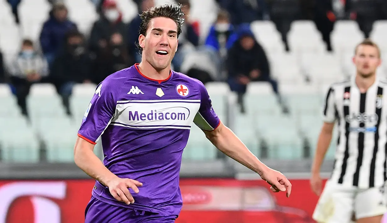 Dusan Vlahovic dikabarkan telah menolak perpanjangan kontrak di Fiorentina yang akan berakhir pada 2023. Tentu hal tersebut menjadi angin segar bagi Arsenal mengingat pemain Serbia itu sedang dalam performa puncaknya. Musim ini, ia mencetak 16 gol hanya dalam 19 penampilannya. (AFP/Isabella Bonotto)