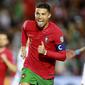 Cristiano Ronaldo. Striker Timnas Portugal berusia 36 tahun ini telah membuat 10 hattrick dari total 115 gol dalam 182 laga internasional. Teranyar ia mencetak 3 gol ke gawang Luksemburg pada laga Kualifikasi Piala Dunia 2022, 12 Oktober 2021 yang berkesudahan 5-0. (AP/Joao Matos)