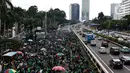Pengemudi ojek online (ojol) menggelar demonstrasi di depan Gedung DPR/MPR, Senayan, Jakarta, Jumat (28/2/2020). Mereka menyampaikan tuntutan terkait UU No 22/2009 itu direvisi dan menjadikan kendaraan roda dua sebagai transportasi khusus terbatas. (Liputan6.com/Johan Tallo)
