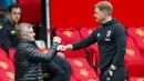 Manajer Manchester United Ole Gunnar Solskjaer (kiri) dan Manajer Bournemouth Eddie Howe berbicara usai pertandingan Premier League di Stadion Old Trafford, Manchester, Inggris, Sabtu (4/7/2020). Manchester United menang 5-2 atas Bournemouth. (Clive Brunskill/Pool via AP)