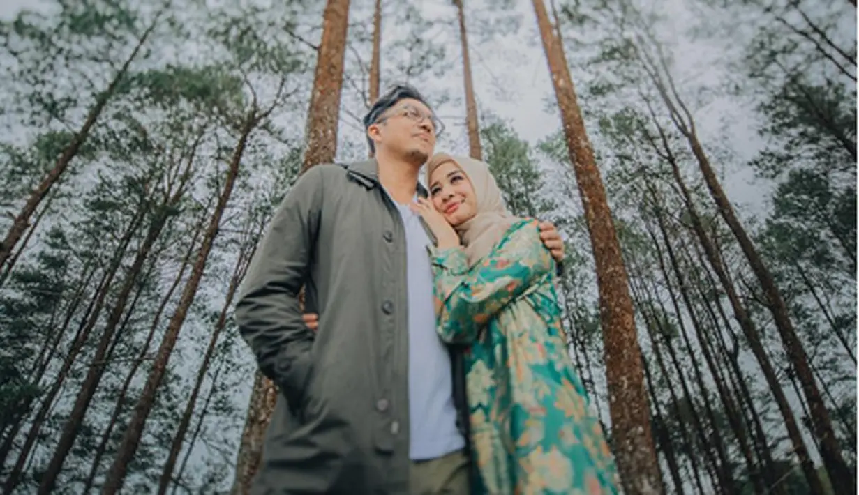 Engku Emran menceritakan perjalanan cintanya dengan Laudya Cynthia Bella. Dari mulai kencan pertama hingga akhirnya menikah. Hubungan keduanya dimulai April 2017. Tepatnya 14 April di Kuala Lumpur, Malaysia. (Instagram/laudyacynthiabella)