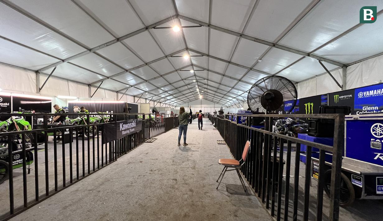 Suasana paddock Sirkuit Samota, dibuat dengan tenda besar dan terdapat puluhan pendingin di dalam ruangan. Cuaca di Samota berkisar 32-36 derajat celcius. (Bola.com/Wiwig Prayugi)