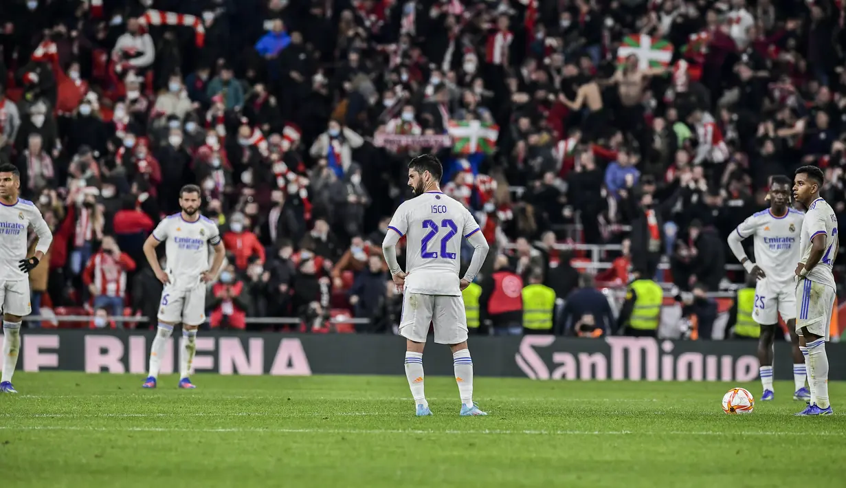 Reaksi para pemain Real Madrid setelah Athletic Bilbao mencetak gol dalam perempat final Copa del Rey di San Mames, Jumat (4/2/2022) dinihari WIB. Real Madrid tersisih dari Copa del Rey setelah kalah 0-1 dari Athletic Bilbao. (AP Photo/Alvaro Barrientos)