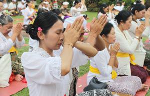 Umat Hindu melakukan sesi persembahyangan Hari Raya Galungan di Pura Amerta Jati, Cinere, Jakarta Selatan, Rabu (19/11/2025). Hari Raya Galungan diselenggarakan setiap 210 hari sekali berdasarkan perhitungan kalender Bali. (merdeka.com/Arie Basuki)