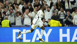 Selebrasi gelandang Real Madrid, Eduardo Camavinga setelah mencetak gol penyeimbang 1-1 ke gawang Manchester City pada laga leg pertama babak perempatfinal Liga Champions 2023/2024 di Santiago Bernabeu Stadium, Selasa (9/4/2024) malam. (AP Photo/Manu Fernandez)