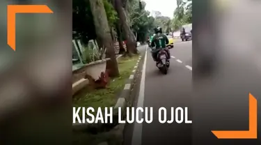 Seorang ojek online lupa membawa penumpangnya. Padahal sebelumnya ia telah memberikan helm.