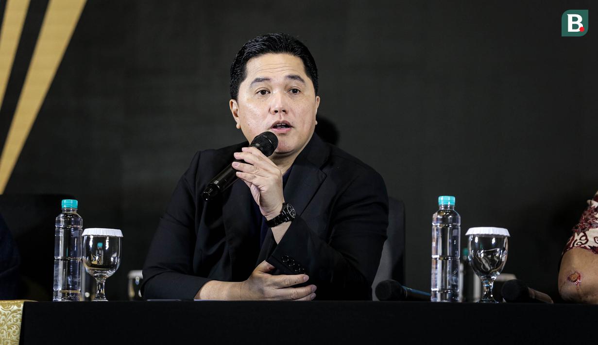 Ketua Umum PSSI, Erick Thohir memberikan keterangan dalam dalam konferensi pers Piala Presiden 2025 di Menara Danareksa, Jakarta, Jumat (13/06/2025). (Bola.com/Bagaskara Lazuardi)