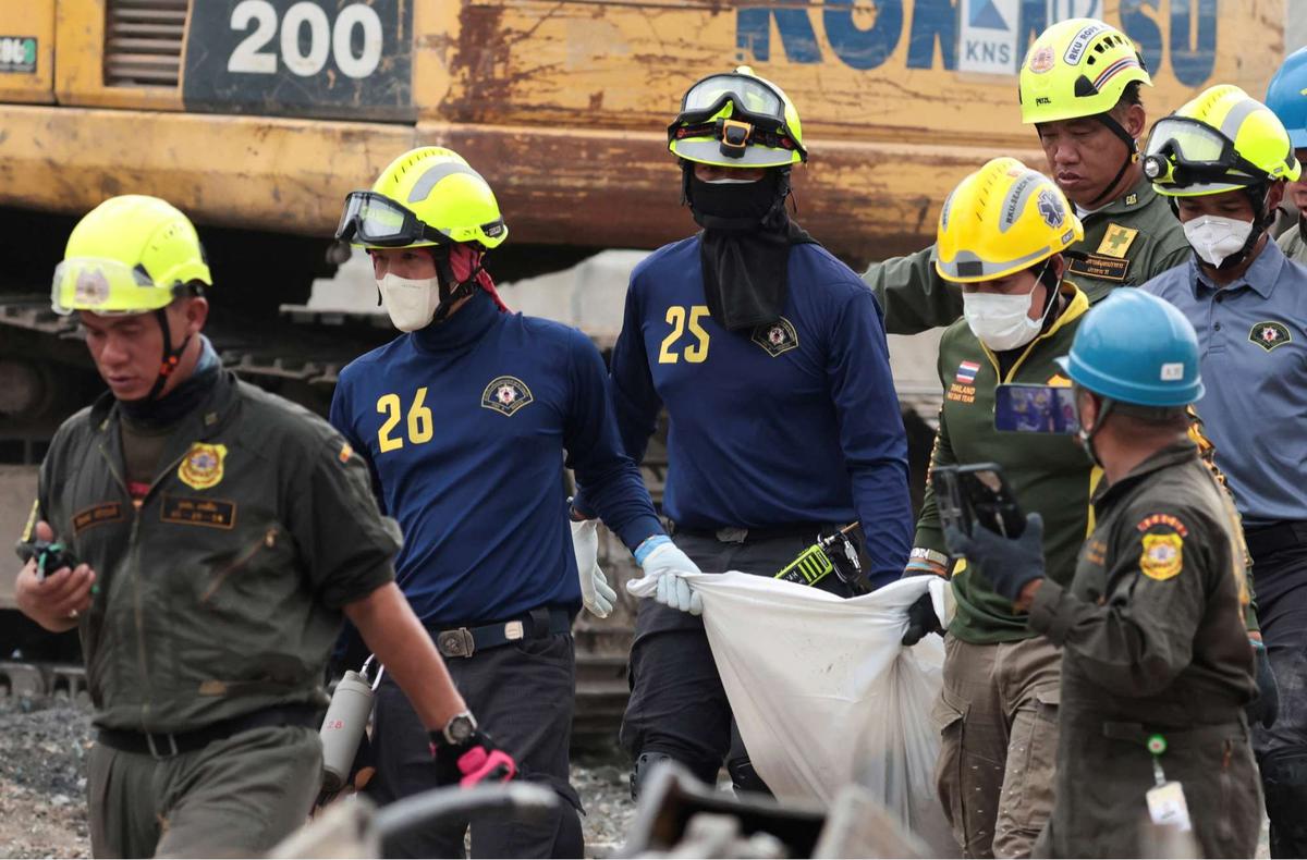 Tim SAR Berpacu dengan Waktu Selamatkan Korban di Reruntuhan Gedung Pencakar Langit Bangkok
