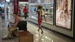 Anggota suku Kariri berjalan di sebuah mal di Brasilia (26/8/2021).  Ia masuk ke dalam mal saat para pengunjuk rasa suku pribumi lainnya berkumpul di ibu kota Brasil saat Mahkamah Agung bersiap untuk menangani kasus yang dapat menghilangkan keberatan di tanah leluhur mereka. (AFP/Carl De Souza)