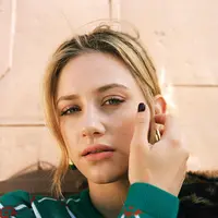 Simak produk apa saja yang jadi andalan Lili Reinhart untuk rawat kecantikannya. (Foto: Instagram)