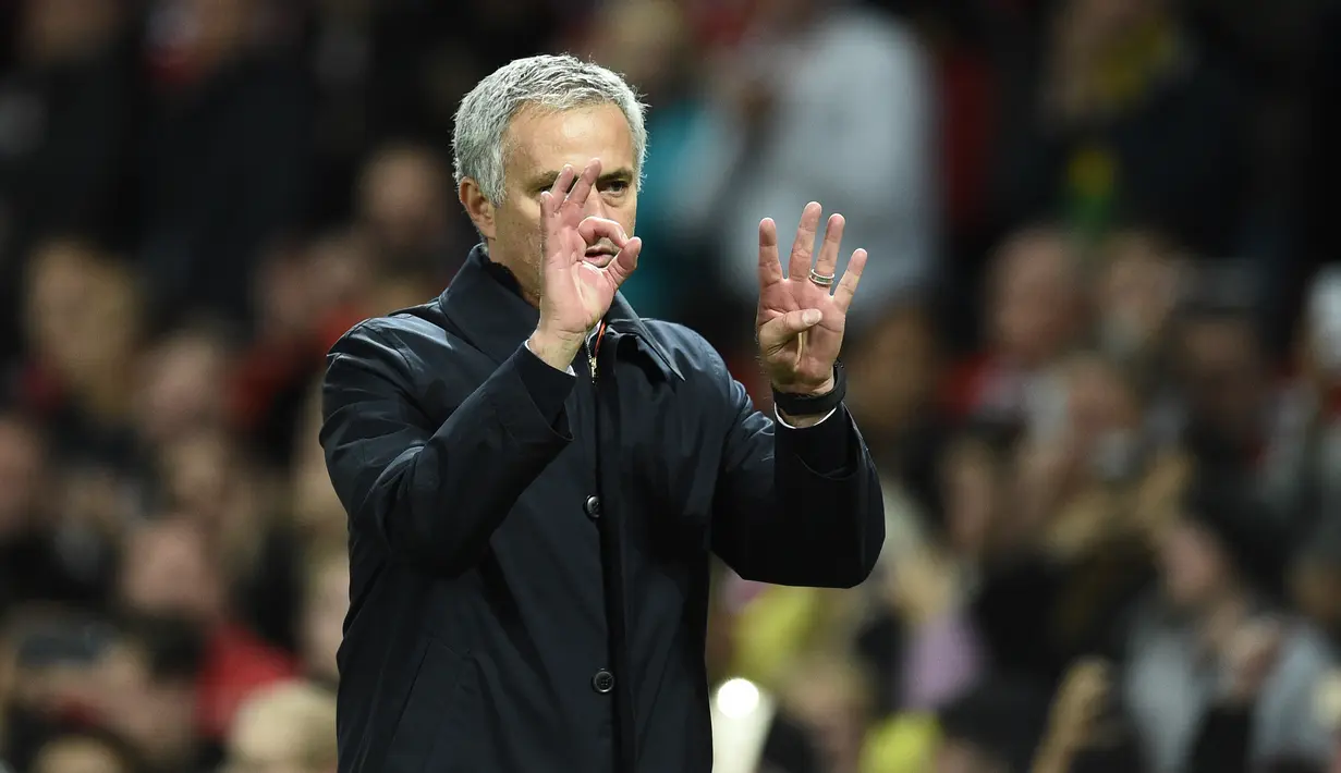 Jose Mourinho berselebrasi setelah pertandingan putaran keempat Piala EFL melawan Manchester City di Old Trafford, Inggris pada 26 Oktober 2016. MU menang tipis 1-0 atas City. (AFP Photo/Oli Scarff)