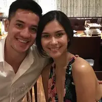 Meski telah sepuluh tahun lebih pasangan ini menikah, banyak yang memuji seperti masih pacaran. Padahal anak keduanya sudah besar-besar. (Instagram/andrew.white._)