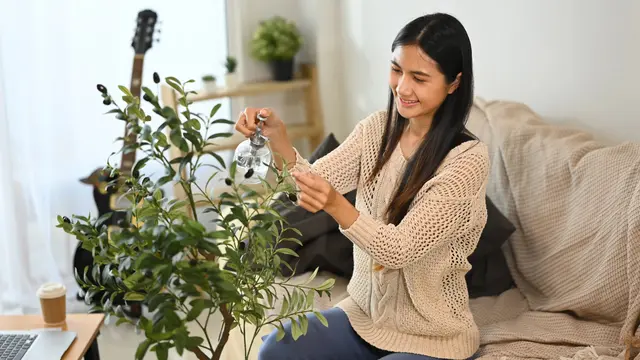 wanita juli mengisi kedamaian