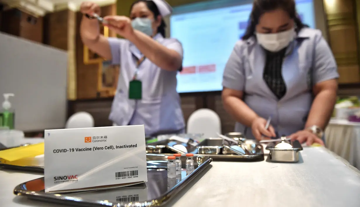 Perawat menyiapkan suntikan vaksin COVID-19 CoronaVac dari Sinovac di Institut Penyakit Menular Bamrasnaradura di Bangkok, Minggu (28/2/2021). Pekan ini, Thailand menerima 200.000 dosis pertama vaksin Sinovac dari China dan 117.00 dosis impor vaksin AstraZeneca. (Lillian SUWANRUMPHA/AFP)