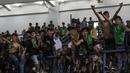 Para suporter PSMS merayakan kemenangan atas PSIS pada laga semifinal Liga 2 2017 di Stadion GBLA, Bandung, Sabtu (25/11/2017). PSMS menang 2-0 atas PSIS. (Bola.com/Vitalis Yogi Trisna)